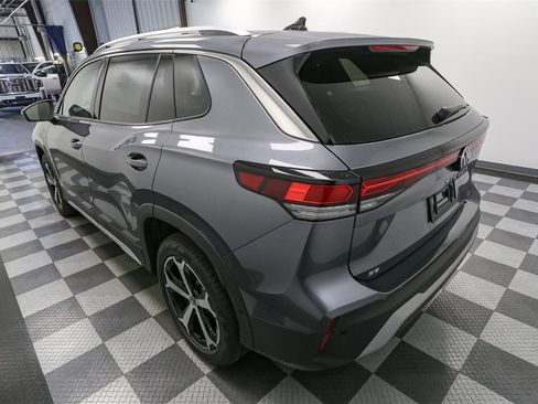 New 2025 Volkswagen Tiguan SE image 9