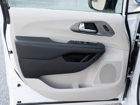 Used 2024 Chrysler Pacifica Touring-L image 12