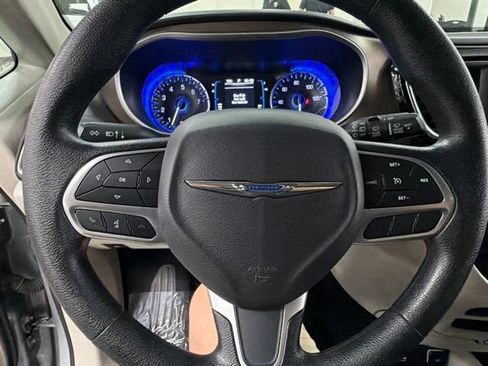 Used 2019 Chrysler Pacifica Touring Plus FWD image 22