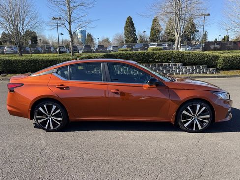 Used 2021 Nissan Altima 2.5 SR w/ SR Premium Package image 9