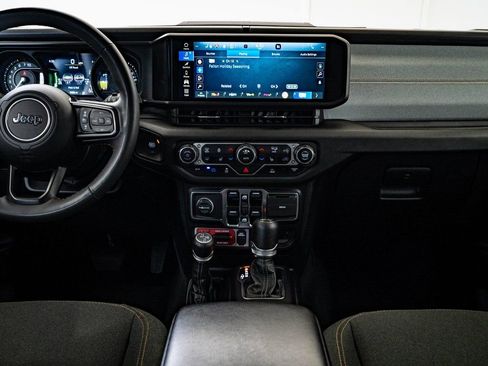 Used 2024 Jeep Wrangler Unlimited image 34