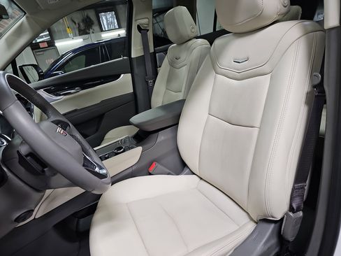 Used 2023 Cadillac XT6 Premium Luxury image 15