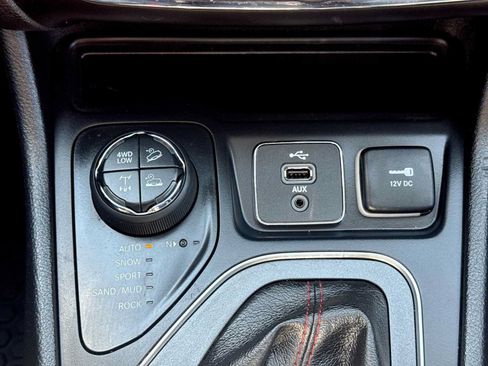 Used 2019 Jeep Cherokee Trailhawk w/ Comfort/Convenience Group AWD/4WD image 31