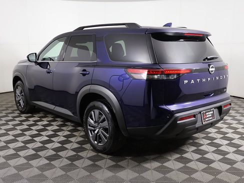 Used 2024 Nissan Pathfinder SV image 9