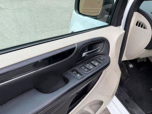 Used 2016 Dodge Grand Caravan SE FWD image 19