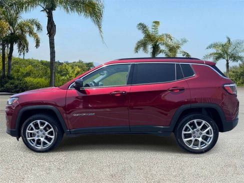 Used 2022 Jeep Compass Latitude w/ Sun and Sound Group AWD/4WD image 2
