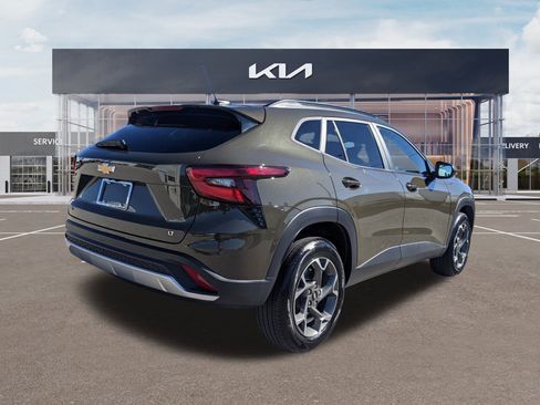 Used 2024 Chevrolet Trax LT w/ Driver Confidence Package image 4