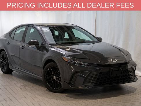 Used 2025 Toyota Camry SE FWD image 1