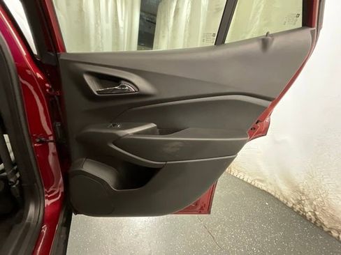 Used 2025 Chevrolet Trax LT w/ LT Convenience Package FWD image 24