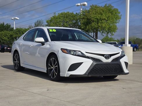 Used 2020 Toyota Camry SE image 3