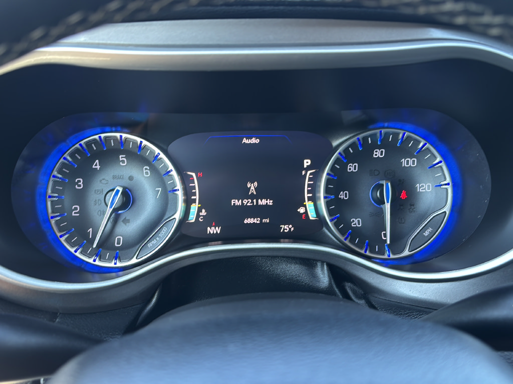 Used 2024 Chrysler Pacifica Touring-L FWD image 23