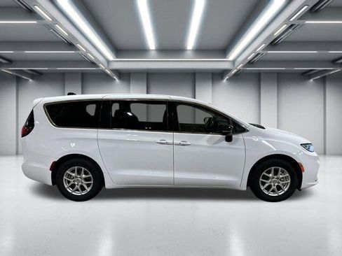 Used 2024 Chrysler Pacifica Touring-L image 1