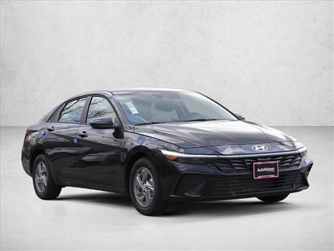 New 2026 Hyundai Elantra SE FWD image 3