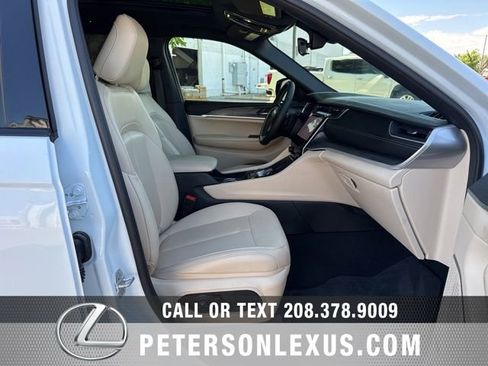 Used 2025 Jeep Grand Cherokee L Limited w/ Black Appearance Package AWD/4WD image 9
