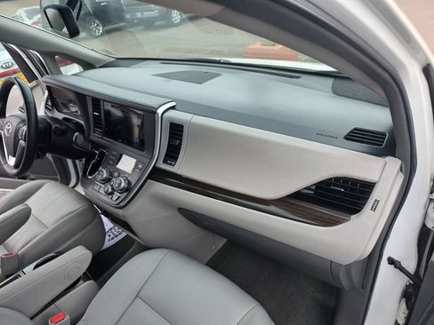 Used 2017 Toyota Sienna XLE w/ XLE Navigation Package image 20