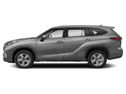 Used 2021 Toyota Highlander LE AWD/4WD image 3