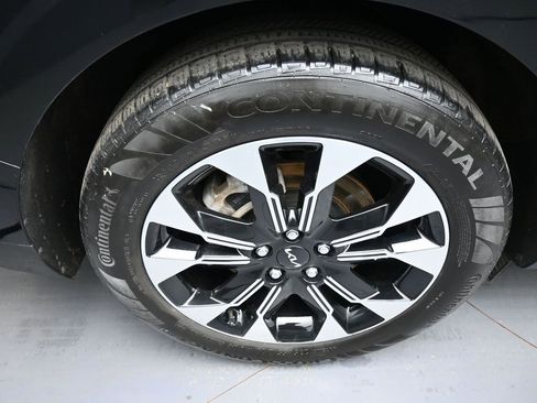 Used 2023 Kia Carnival EX image 13