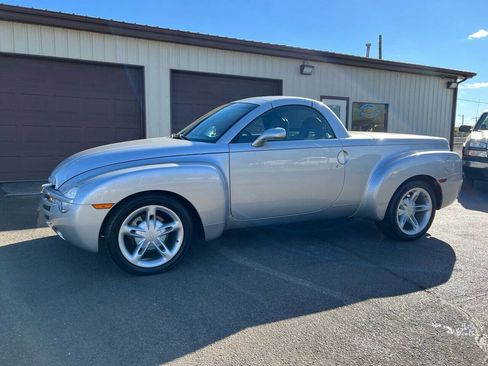 Used 2004 Chevrolet SSR w/ Preferred Equipment Group image 2