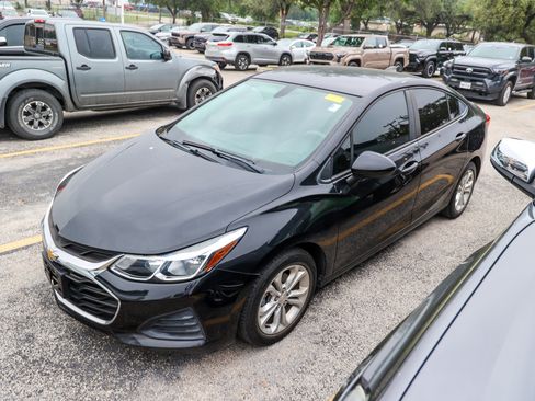 Used 2019 Chevrolet Cruze LS w/ LS Convenience Package FWD image 3