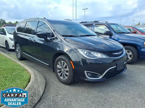 Used 2020 Chrysler Pacifica Touring-L Plus FWD image 1