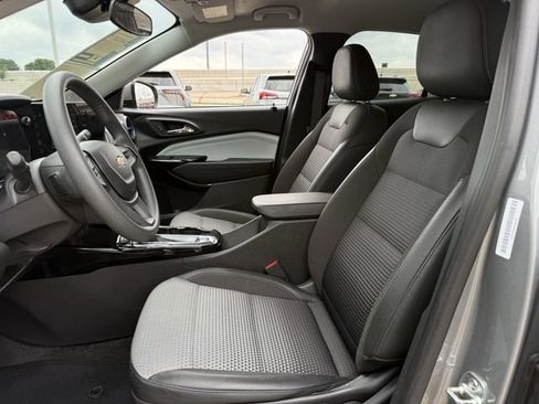 Certified 2025 Chevrolet Trax LT image 27