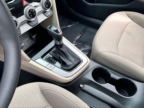 Used 2019 Hyundai Elantra SE image 18
