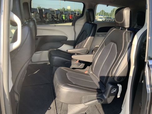 Used 2023 Chrysler Pacifica Touring-L FWD image 48