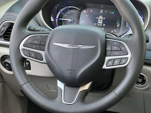 Used 2022 Chrysler Pacifica Touring-L FWD image 19