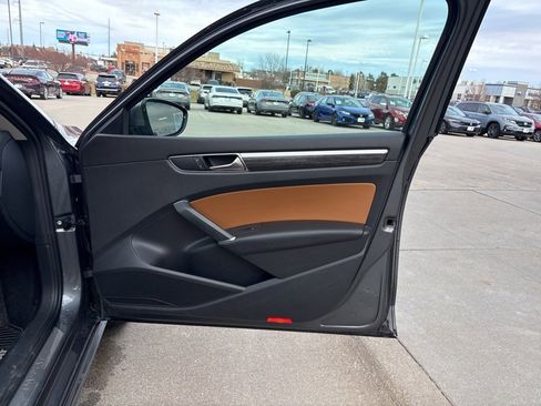 Used 2018 Volkswagen Passat 2.0T SEL Premium image 23