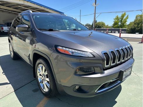 Used 2017 Jeep Cherokee Limited w/ Technology Group AWD/4WD image 3