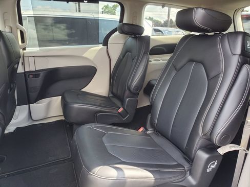 Used 2023 Chrysler Pacifica Touring-L AWD/4WD image 27