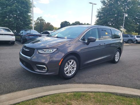 Used 2023 Chrysler Pacifica Touring-L FWD image 7