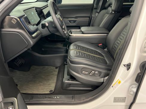 Used 2025 Rivian R1S Adventure Dual AWD/4WD image 17