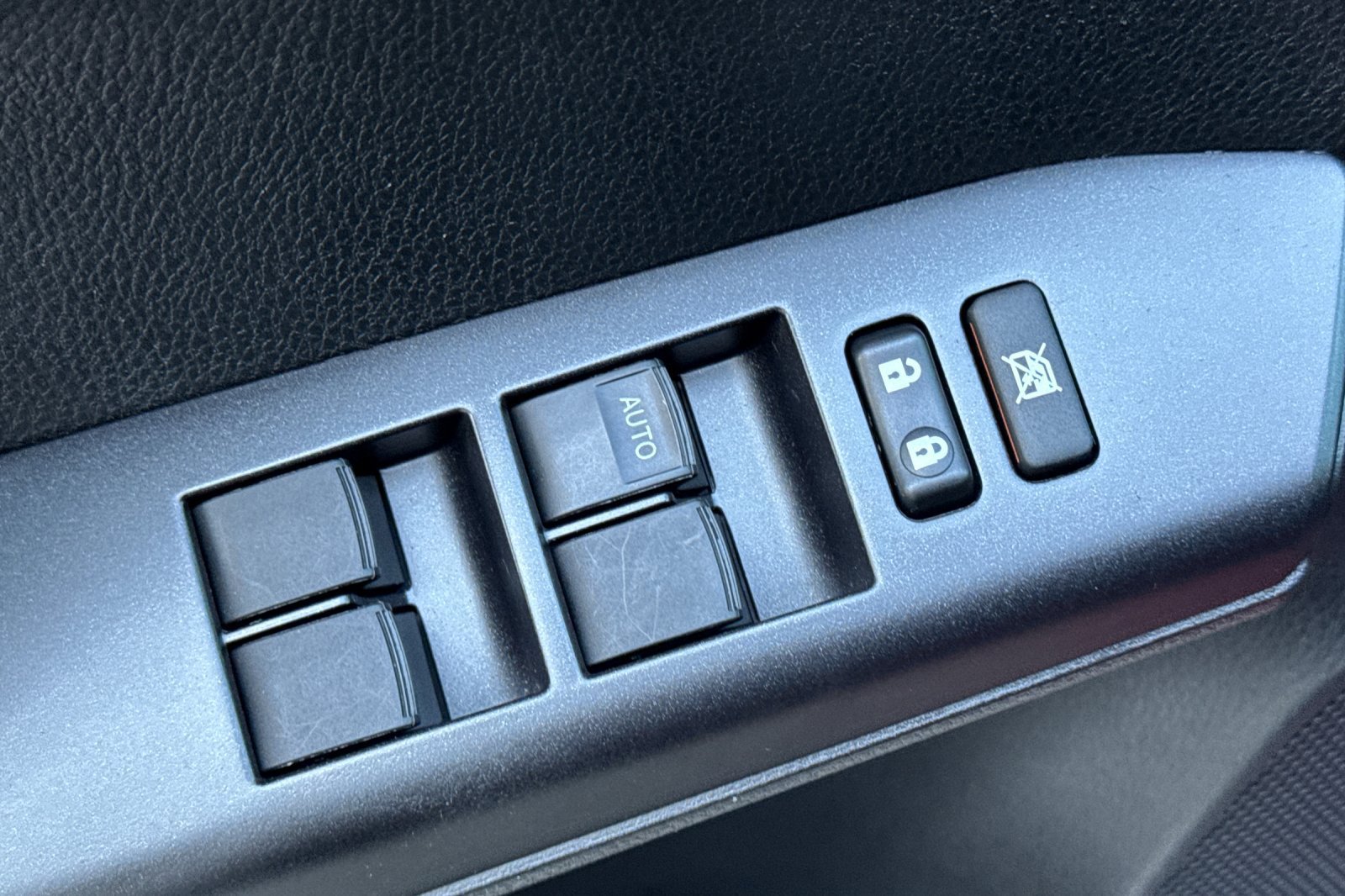 Used 2018 Toyota RAV4 LE FWD image 17