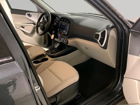 Used 2025 Kia Soul LX w/ LX Technology Package FWD image 8