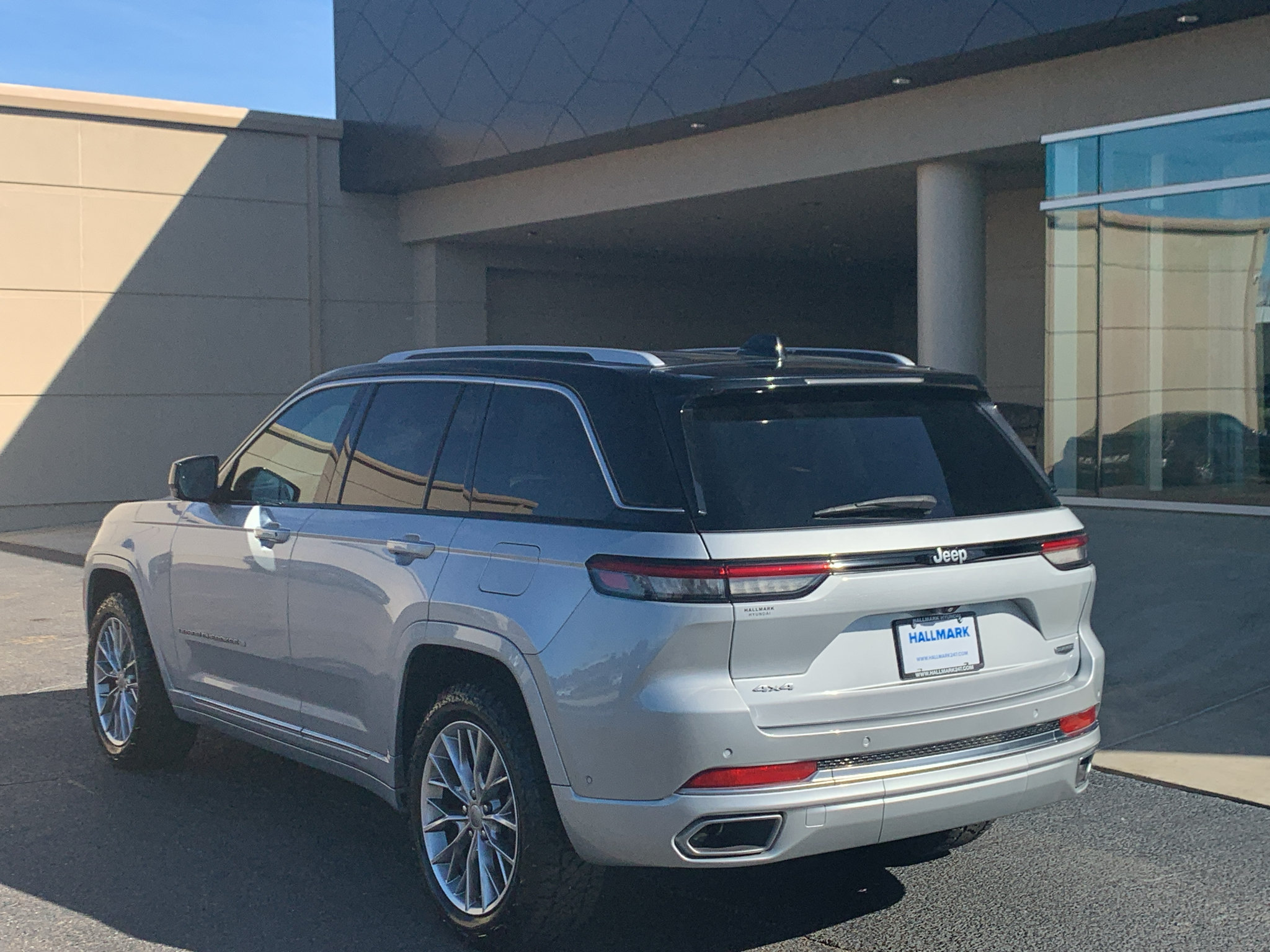 Used 2023 Jeep Grand Cherokee Summit w/ Luxury Tech Group V AWD/4WD image 2