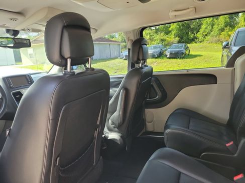 Used 2013 Chrysler Town & Country Touring-L w/ Driver Convenience Group FWD image 26