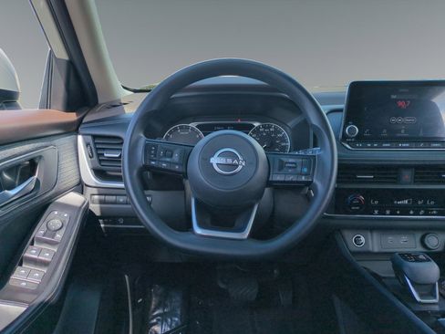 Used 2023 Nissan Rogue SV image 12