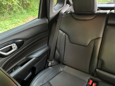 Used 2025 Jeep Compass Trailhawk AWD/4WD image 38