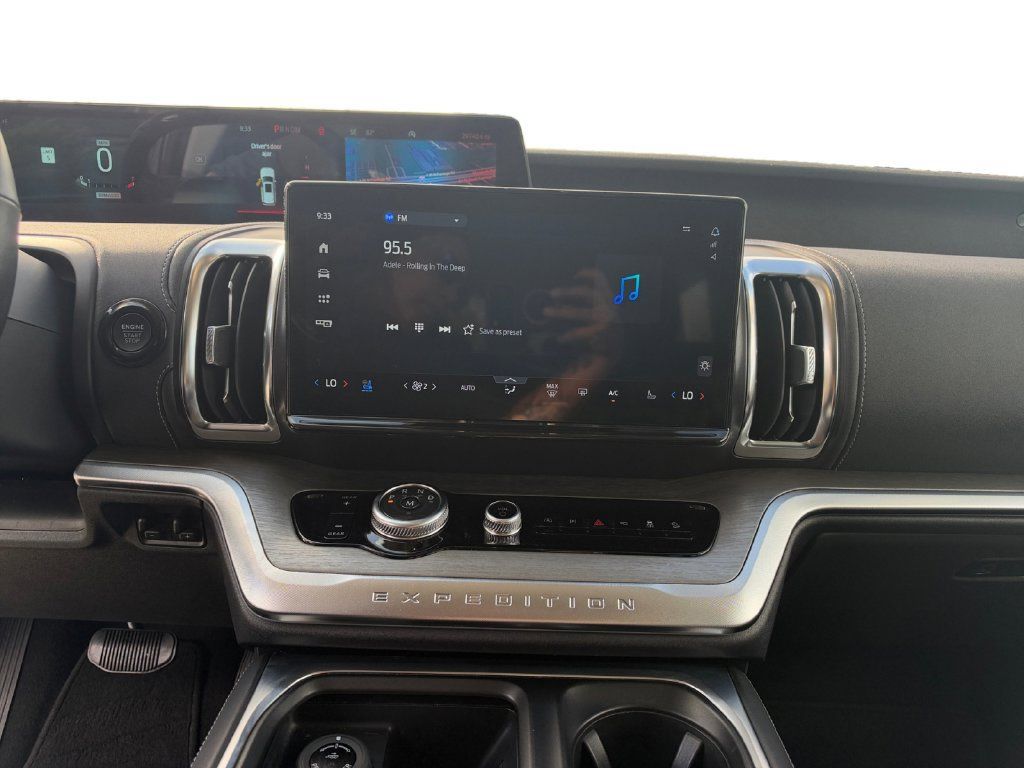 Used 2025 Ford Expedition Platinum AWD/4WD image 12