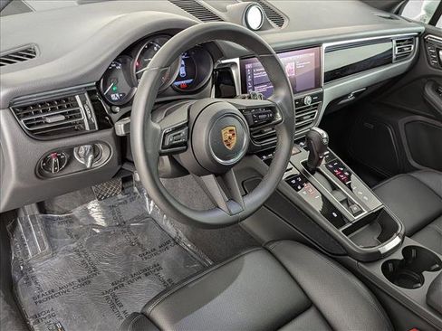 Certified 2025 Porsche Macan image 4