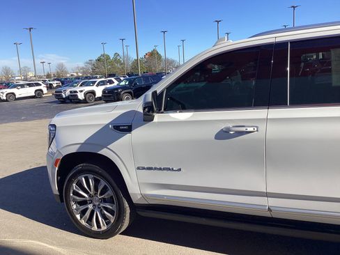 Used 2021 GMC Yukon XL Denali w/ Denali Premium Package image 9