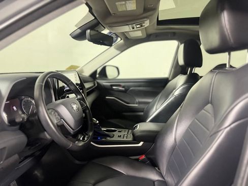 Used 2021 Toyota Highlander XLE AWD/4WD image 17