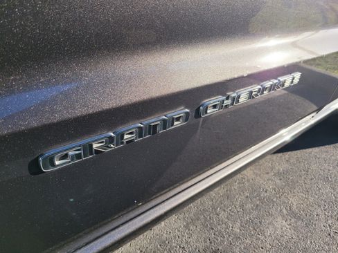 Used 2018 Jeep Grand Cherokee Overland AWD/4WD image 9