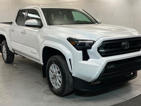 Used 2025 Toyota Tacoma SR5 AWD/4WD image 7