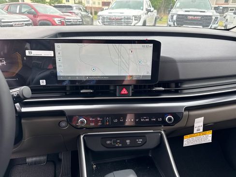 Used 2025 Kia Carnival FWD image 26