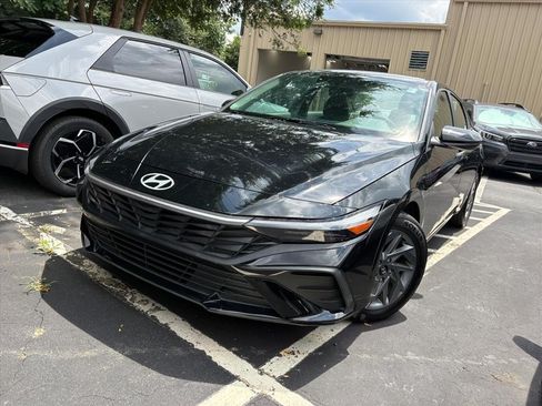 Used 2024 Hyundai Elantra SEL FWD image 2