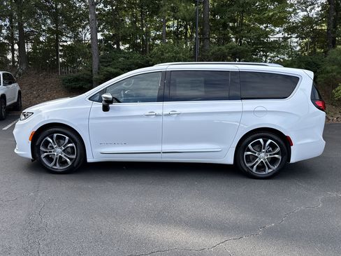 New 2026 Chrysler Pacifica Pinnacle image 4