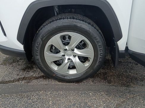 Used 2022 Toyota RAV4 LE AWD/4WD image 10