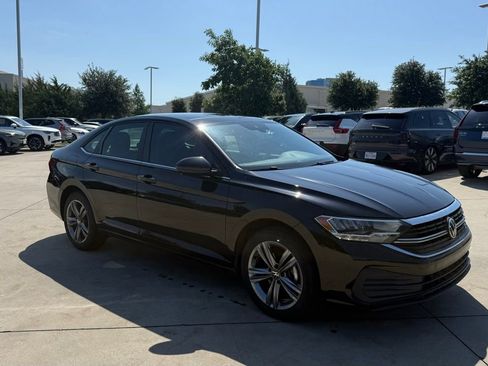 Used 2023 Volkswagen Jetta SE FWD image 3